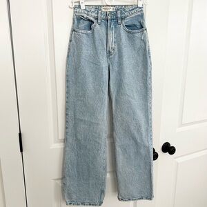 Abercrombie & Fitch 90s Relaxed High Rise Jeans In Light Wash